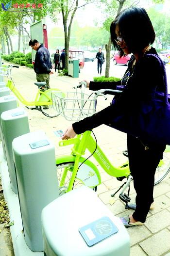 市民在站點刷卡取車。記者 殷夢