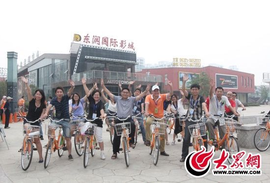 采訪團(tuán)記者做好準(zhǔn)備體驗(yàn)公共自行車。 記者 郭豪 攝。